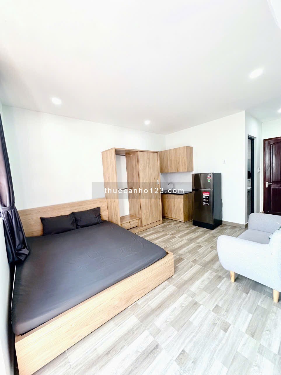 Cho Thuê Căn hộ Studio Bancon Ngay Phố đi Bộ Nguyễn Huệ Full Nội Thất Nằm Trên Đường Tôn Thất Đạm