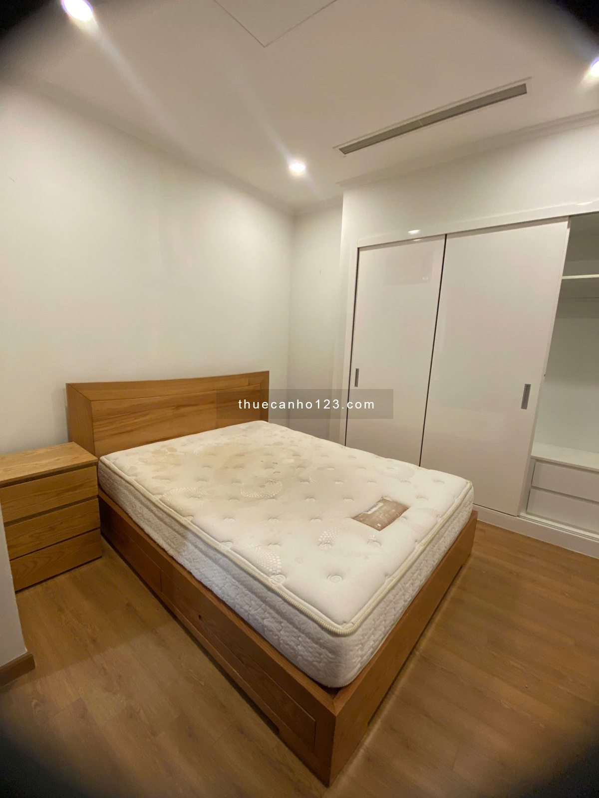 Cho thuê căn R6 Royal City siêu rẻ từ 17tr