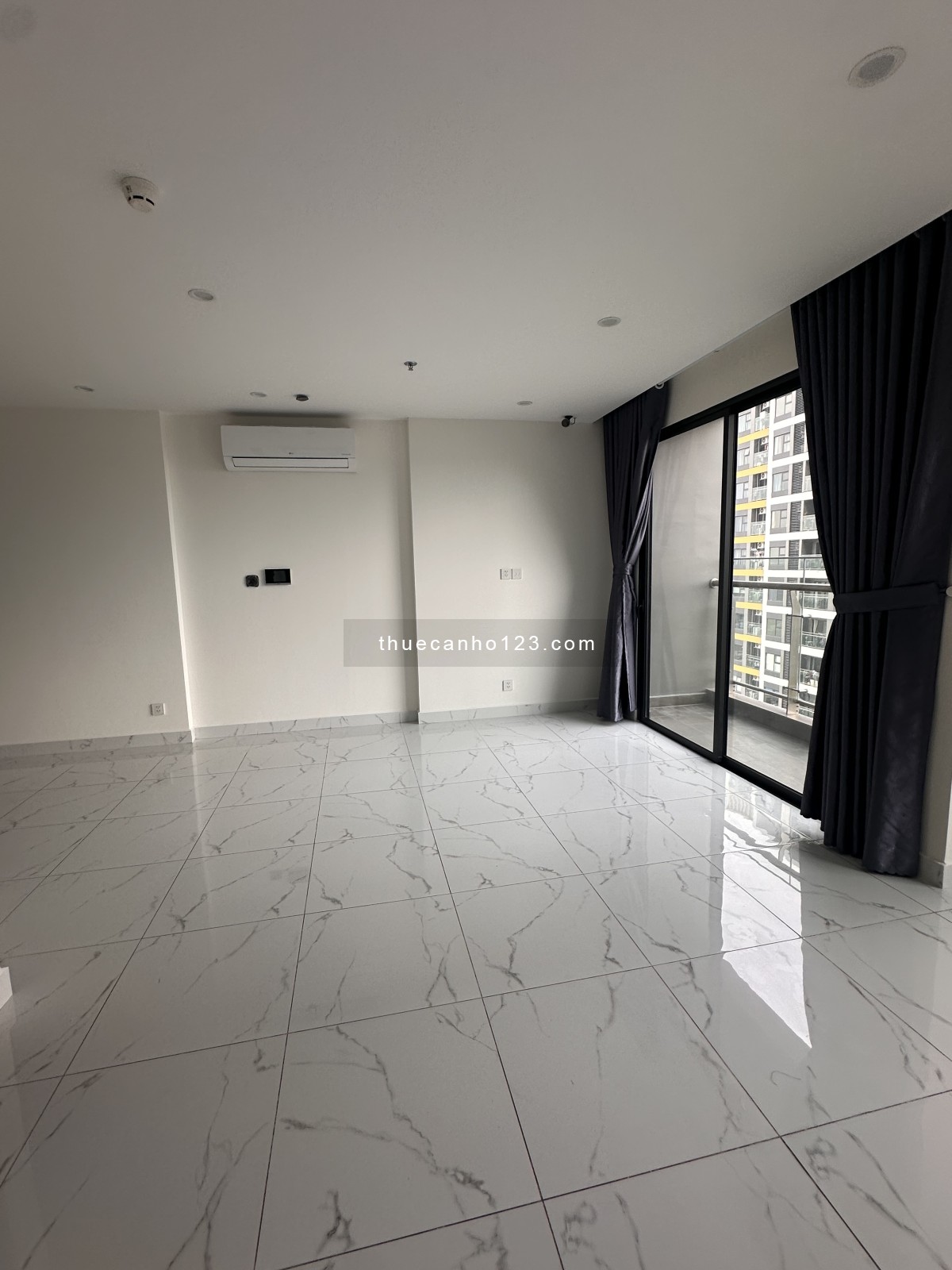 Cho thuê căn hộ 2PN+, nội thất bếp rèm đầy đủ, nhà mới