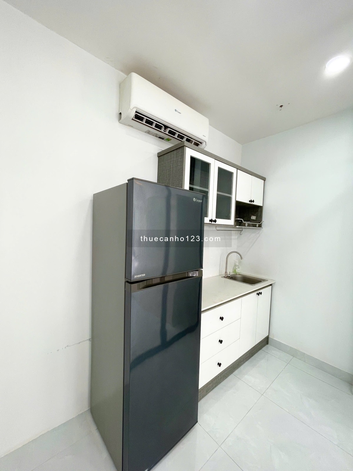 Cho thuê căn hộ ban công 1 phòng ngủ Hoàng Sa quận 1 giá rẻ