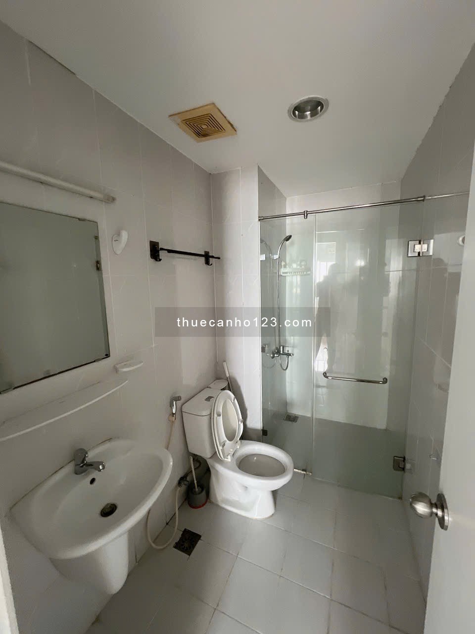 Cho thuê nhanh Carillon Tân Bình với 86m2, 2 phòng ngủ, 2WC, Nội thất cơ bản. LH: 0981170249 Văn