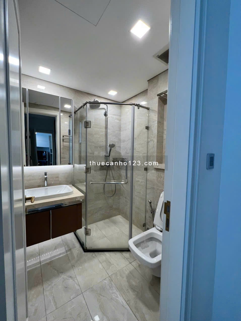 Cho thuê CC 1PN, 1VS, 53m2 tại Vinhomes Golden River Ba Son, 18 triệu