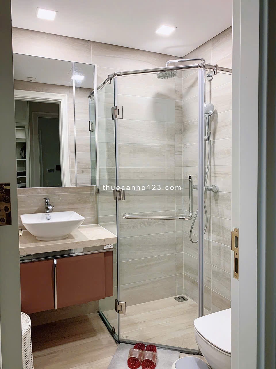 Cho thuê căn hộ 2PN, 2WC, 70m2, 28 triệu tại Vinhomes Golden River Ba Son