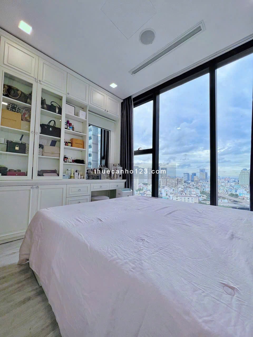 Cho thuê căn hộ 2PN, 2WC, 70m2, 28 triệu tại Vinhomes Golden River Ba Son