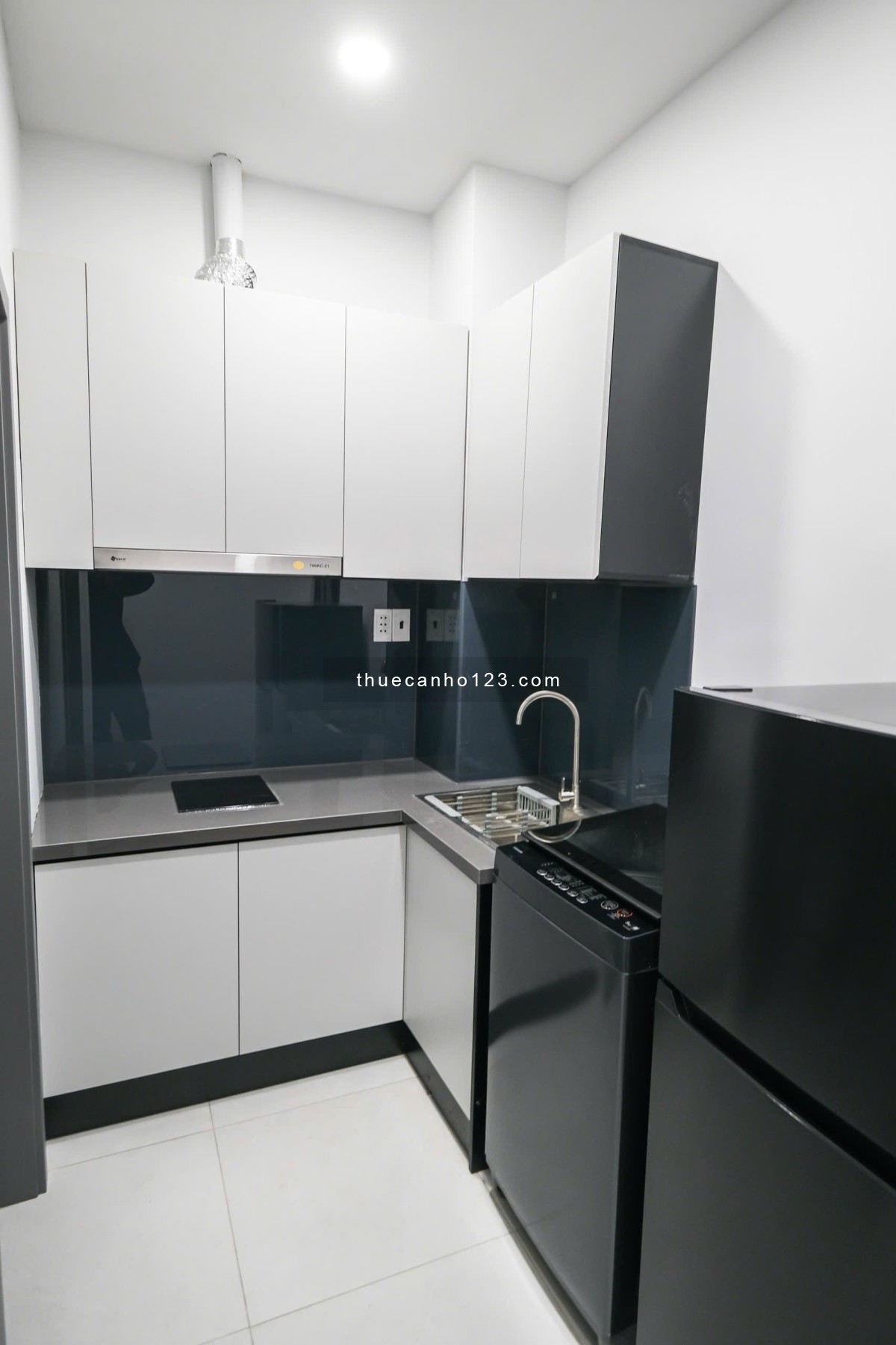 Cho thuê căn hộ 1 phòng ngủ ban công cửa sổ mới 100% nội thất cao cấp đối diện công viên Lê Văn Tám