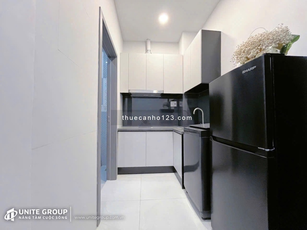 Cho thuê căn hộ 1 phòng ngủ ban công cửa sổ mới 100% nội thất cao cấp đối diện công viên Lê Văn Tám