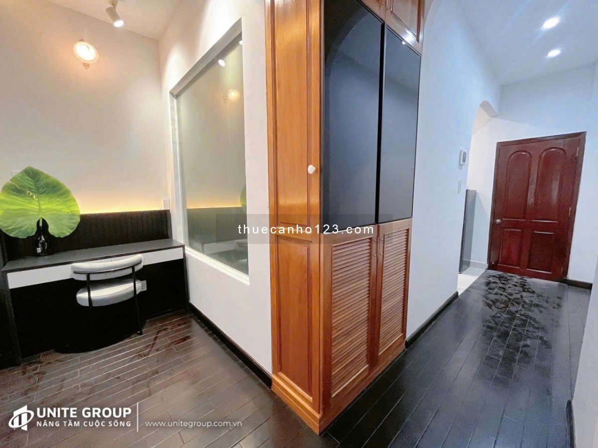 Cho thuê căn hộ 1 phòng ngủ ban công cửa sổ mới 100% nội thất cao cấp đối diện công viên Lê Văn Tám