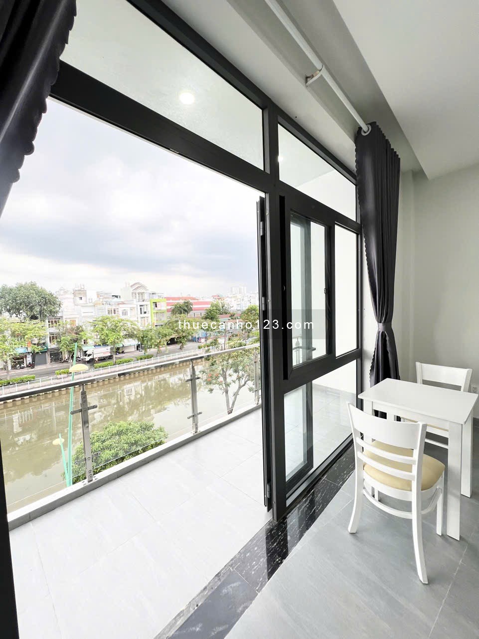 Căn Hộ Ban Công Ngay Bờ Kè Quận 3, Gần Công Viên Lê Thị Riêng, Vòng Xoay Dân Chủ.
