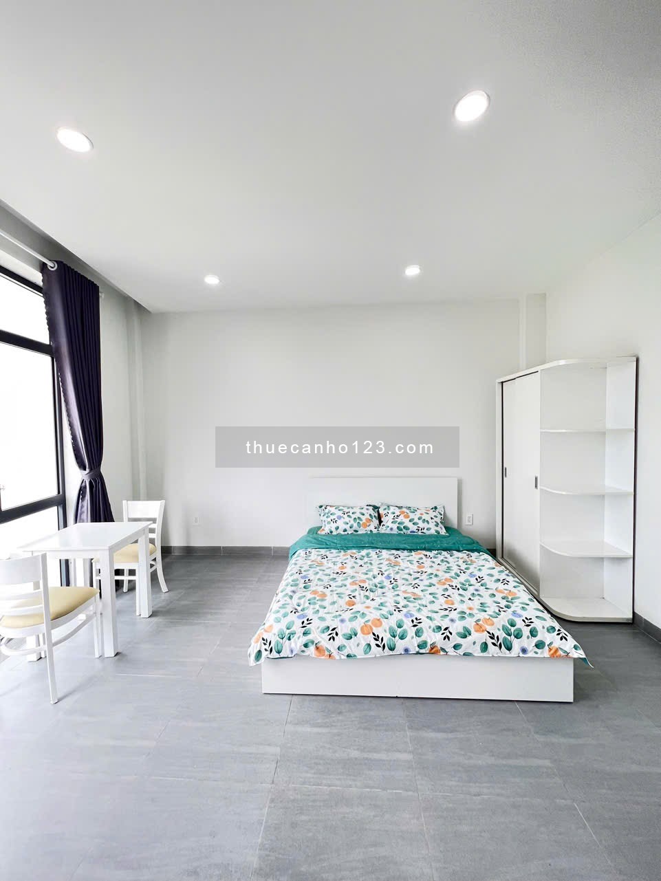 Căn Hộ Ban Công Ngay Bờ Kè Quận 3, Gần Công Viên Lê Thị Riêng, Vòng Xoay Dân Chủ.