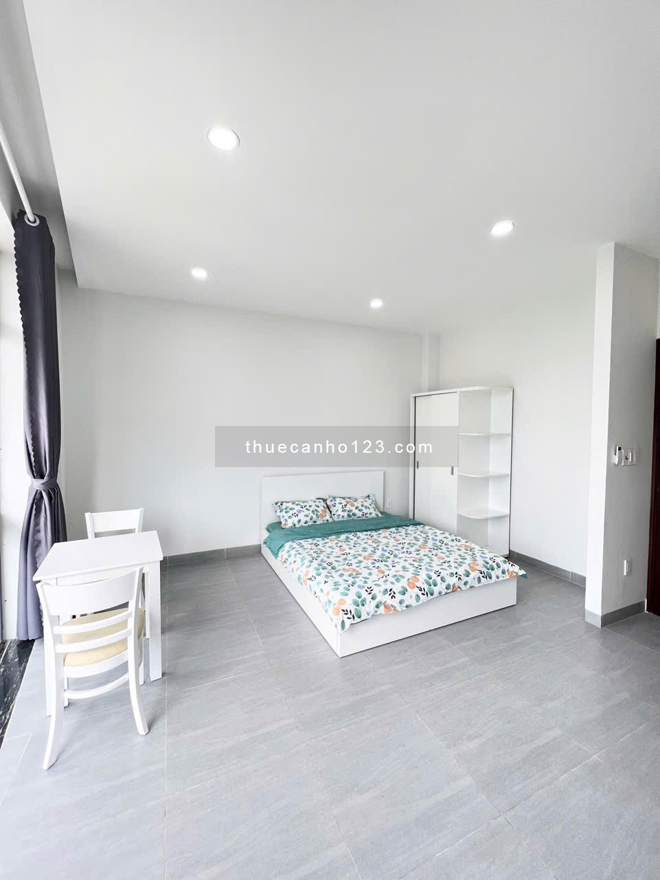 Căn Hộ Ban Công Ngay Bờ Kè Quận 3, Gần Công Viên Lê Thị Riêng, Vòng Xoay Dân Chủ.