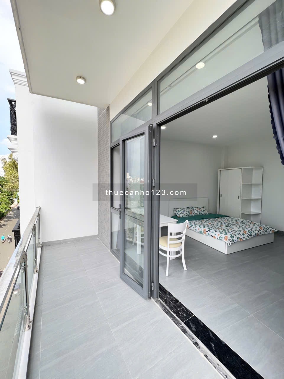 Căn Hộ Ban Công Ngay Bờ Kè Quận 3, Gần Công Viên Lê Thị Riêng, Vòng Xoay Dân Chủ.