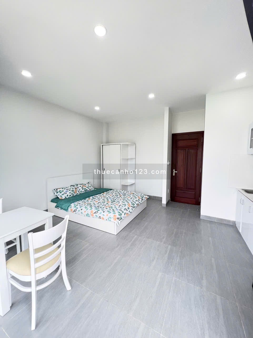 Căn Hộ Ban Công Ngay Bờ Kè Quận 3, Gần Công Viên Lê Thị Riêng, Vòng Xoay Dân Chủ.