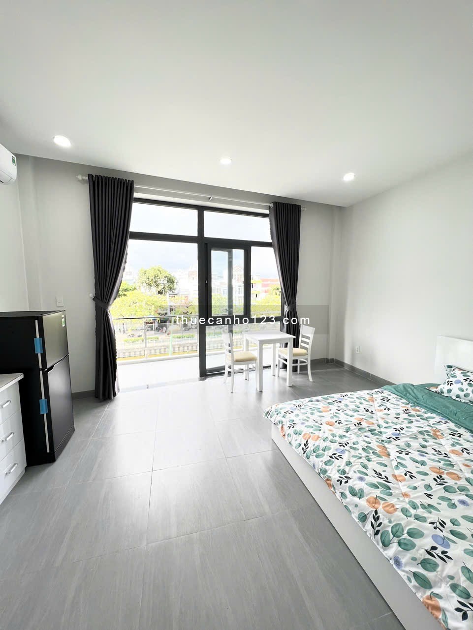 Căn Hộ Ban Công Ngay Bờ Kè Quận 3, Gần Công Viên Lê Thị Riêng, Vòng Xoay Dân Chủ.