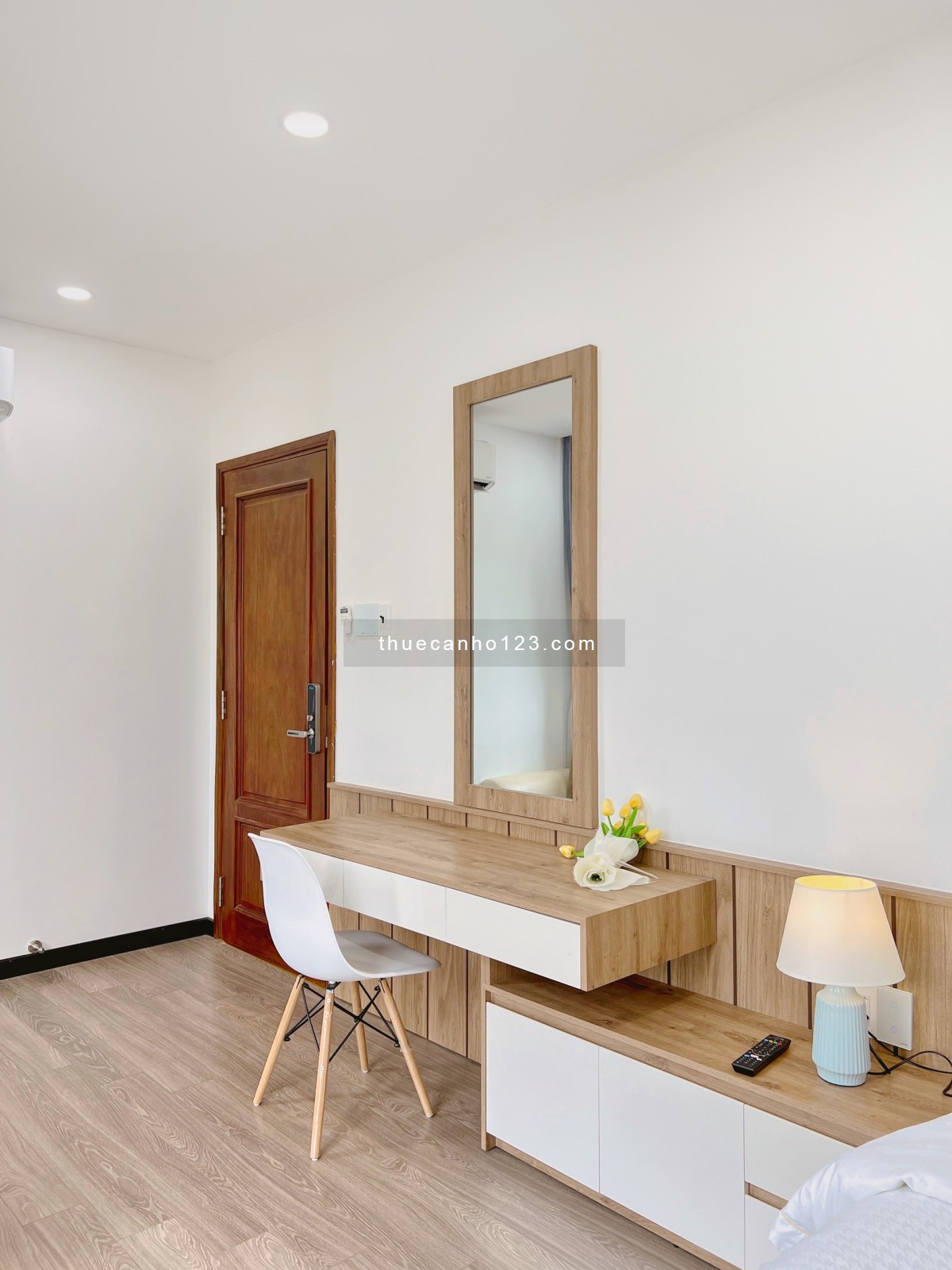 Căn hộ 1PN ban công mới setup nội thất view bờ kè Trường sa, gần cầu Công Lý, ĐH Sư Phạm quận 3