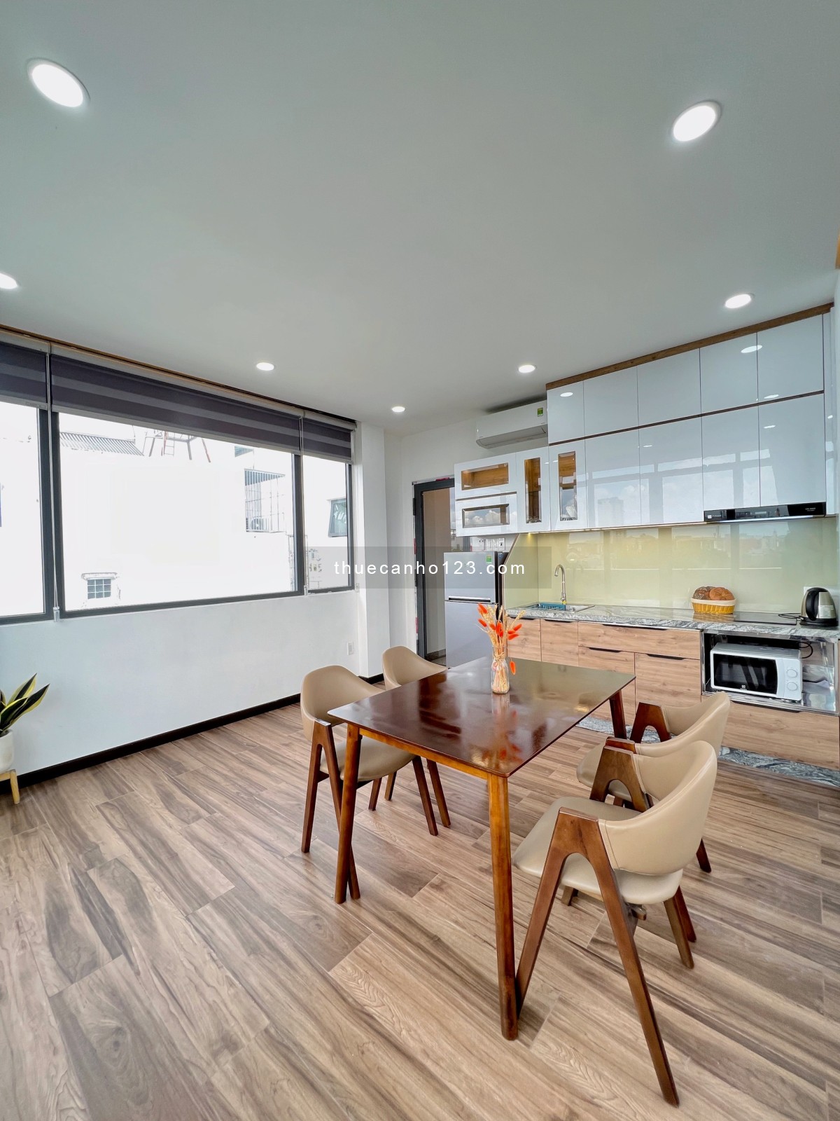 Căn hộ 1PN ban công mới setup nội thất view bờ kè Trường sa, gần cầu Công Lý, ĐH Sư Phạm quận 3