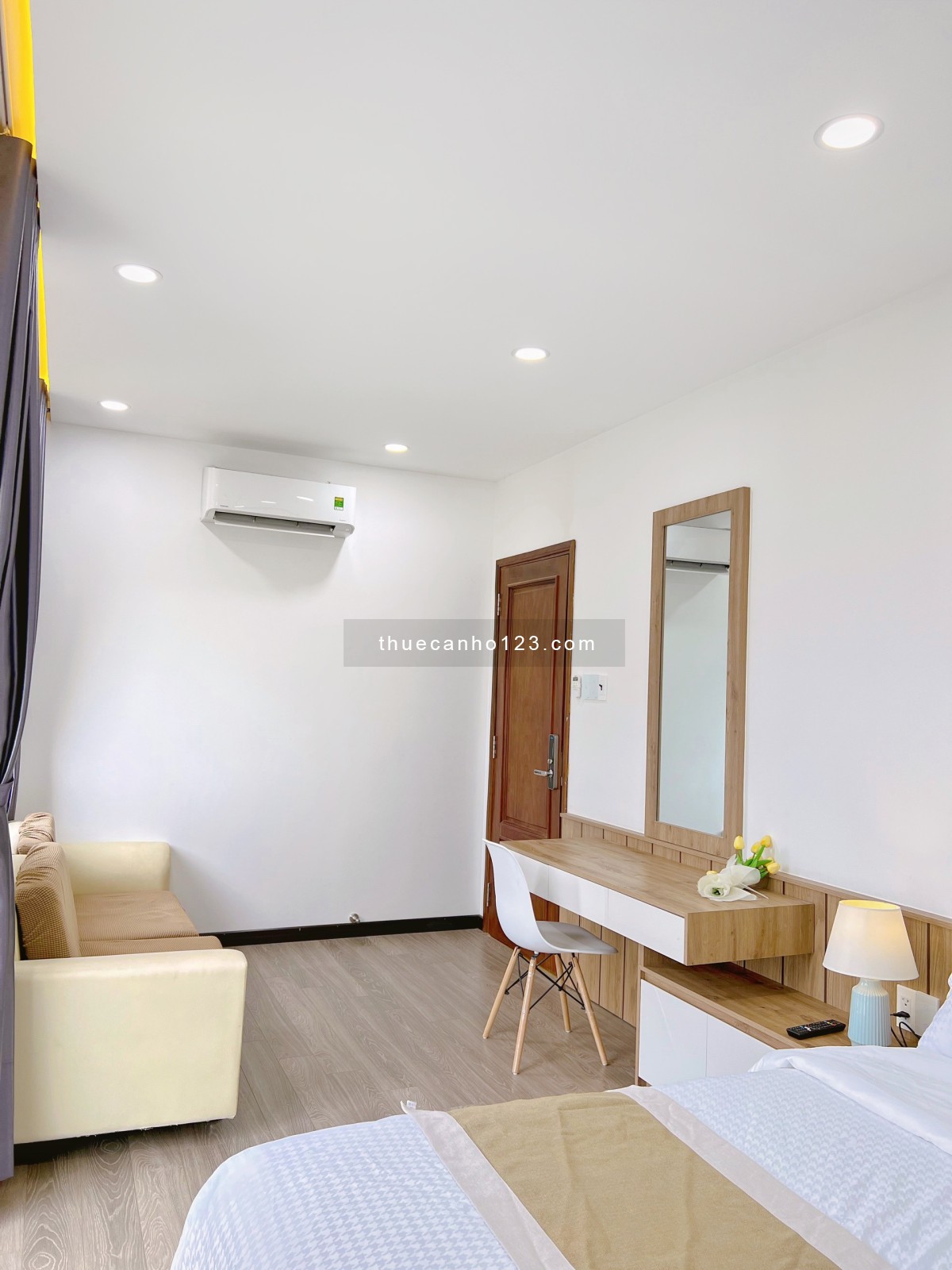 Căn hộ 1PN ban công mới setup nội thất view bờ kè Trường sa, gần cầu Công Lý, ĐH Sư Phạm quận 3