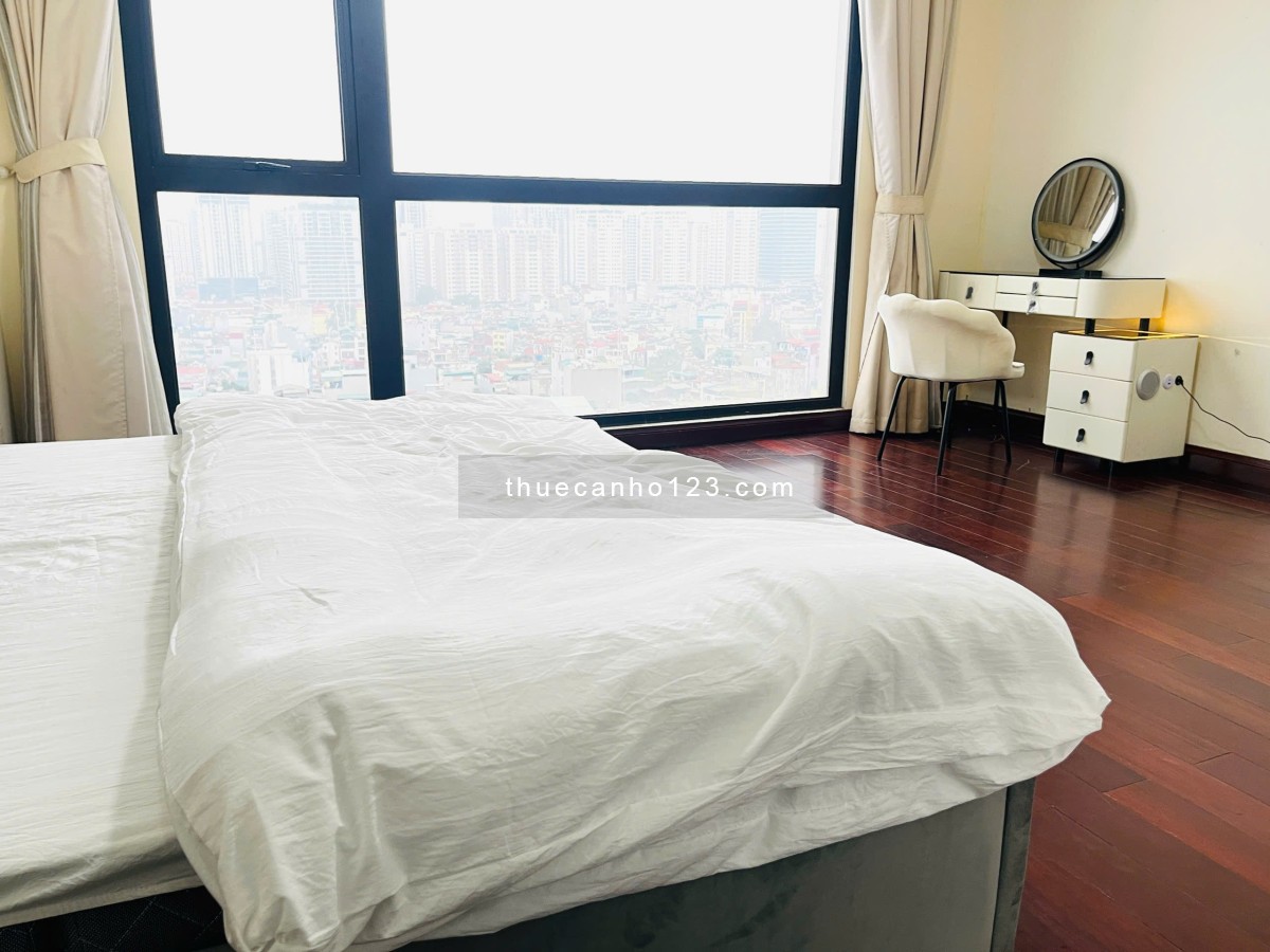 Chính chủ cần cho thuê căn hộ Royal City 3PN 131m2, nội thất mới đẹp, LH: 0975 460 402