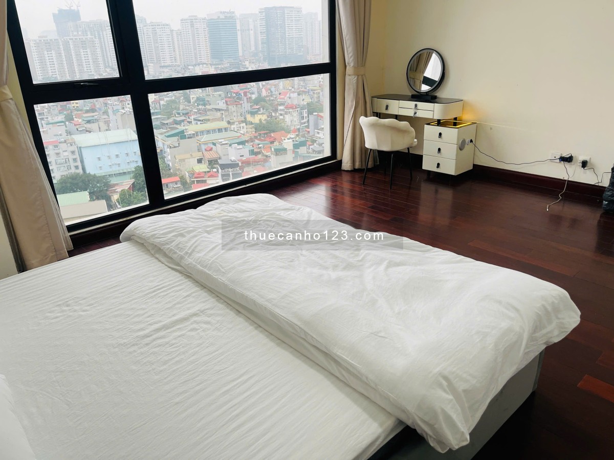 Chính chủ cần cho thuê căn hộ Royal City 3PN 131m2, nội thất mới đẹp, LH: 0975 460 402