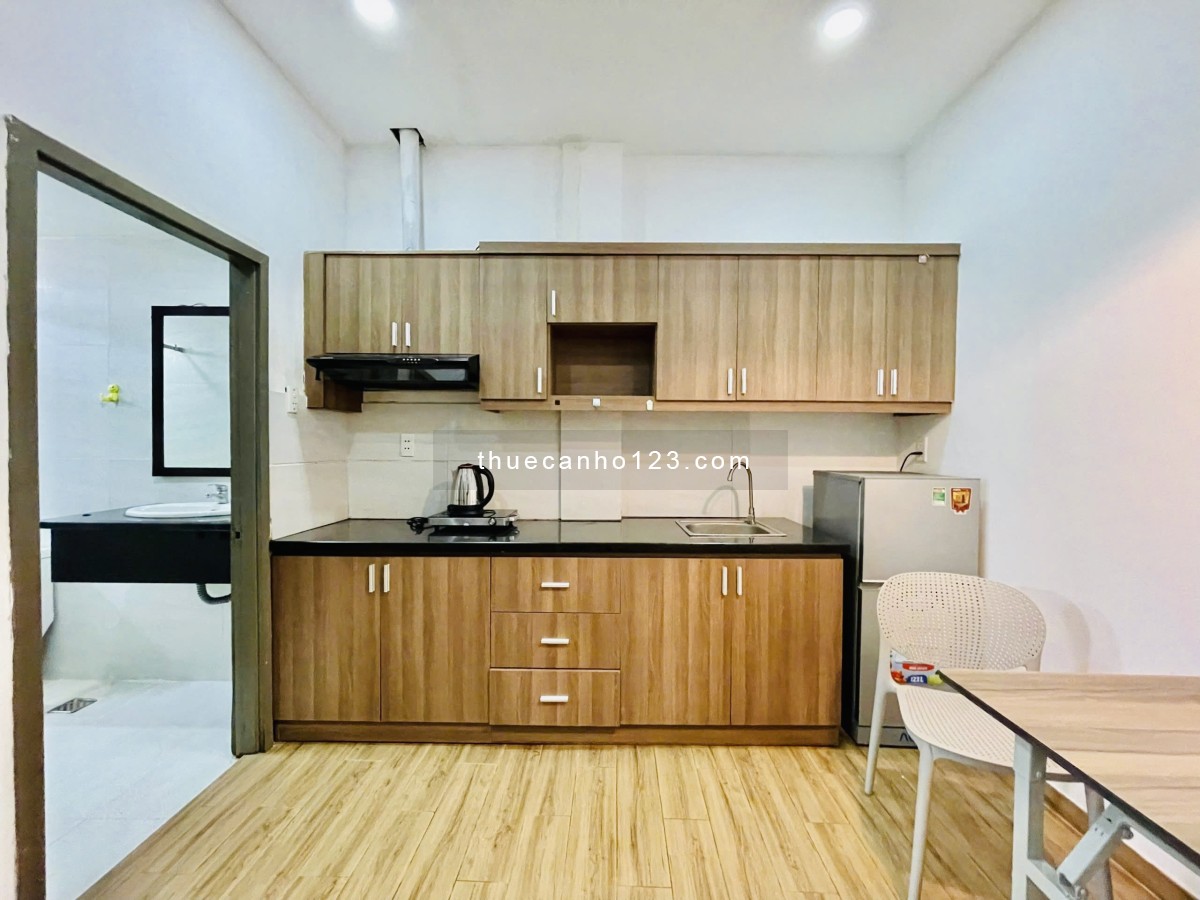 Cho thuê căn hộ 2 PN thoáng mát gần Bùi Viện, Bitexco, có thang máy