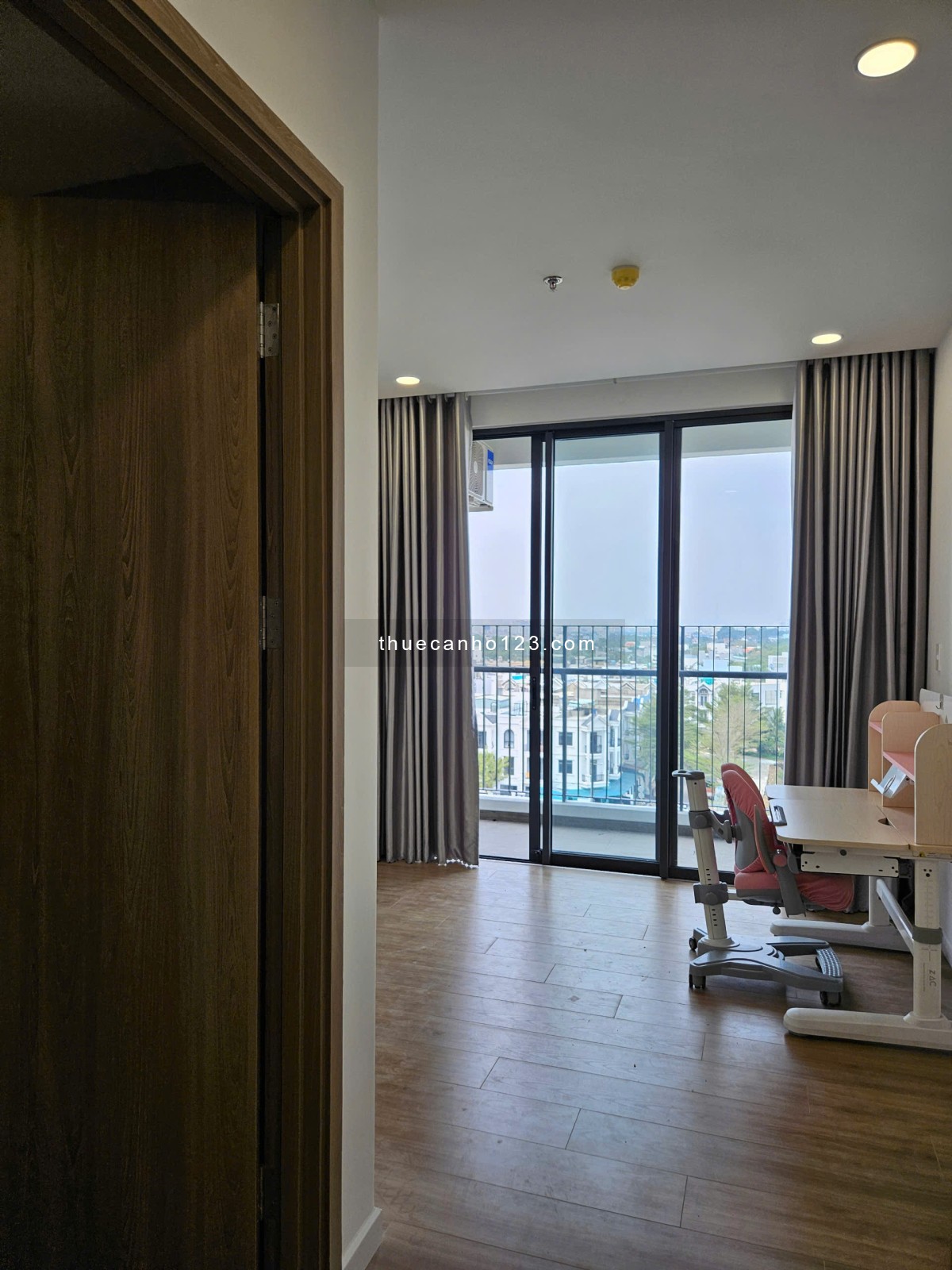 Căn hộ gia đình 3PN 3WC, MT Eastmark quận 9 có rèm máy lạnh.. nội thất nhà mới ở liền