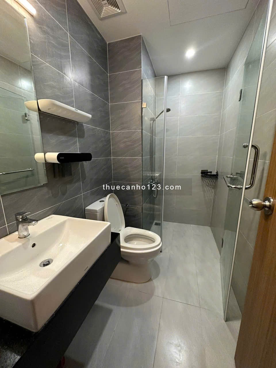 Chung cư D5, Đường D5, P25, BT: 3p ngủ, nhà mới, nội thất đẹp 17tr/tháng