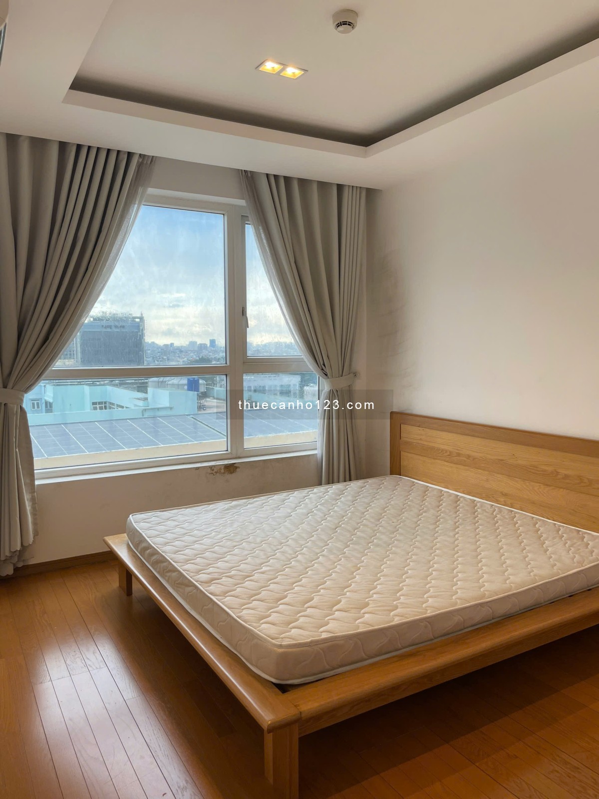 Cho thuê căn 2 phòng ngủ Sky Center Phổ Quang - Diện tích 75m2 GIÁ 16TR/tháng LH 0906.887.586 Quân