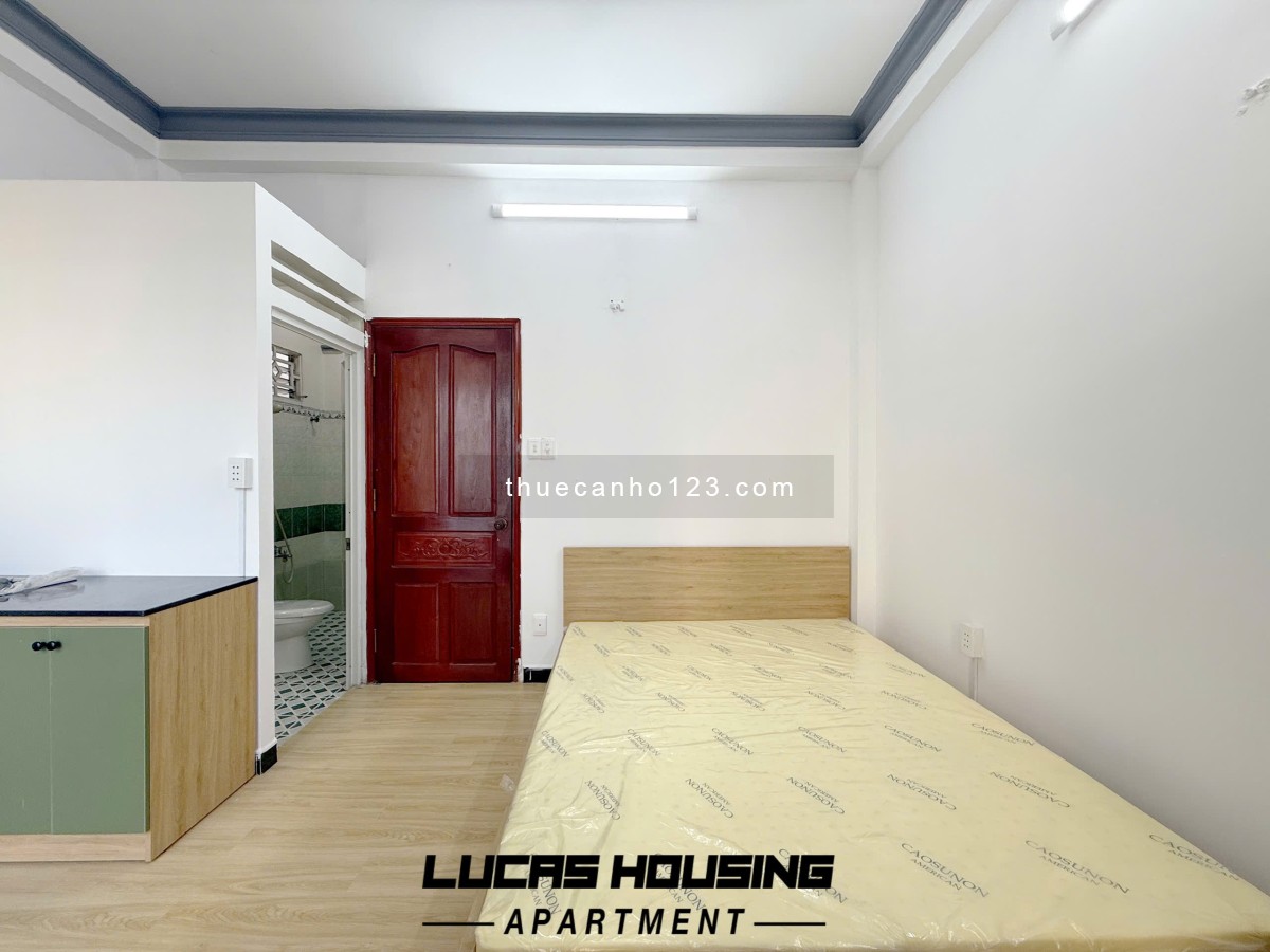 Cho thuê phòng dạng studio, có ban công Bếp xa giườngGần chợ, siêu thị mini, khu ăn uống,...