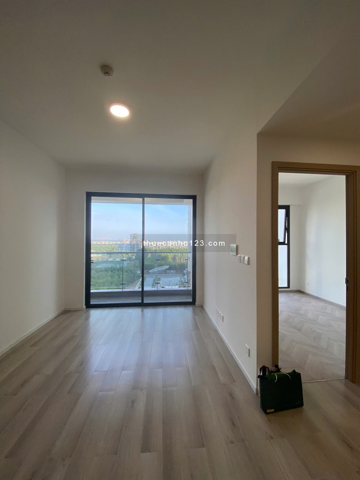 Cho thuê căn hộ 1PN+ bếp rèm tại MCP đẹp view hồ bơi giá 7tr5 ( giá tốt nhất thị trường )