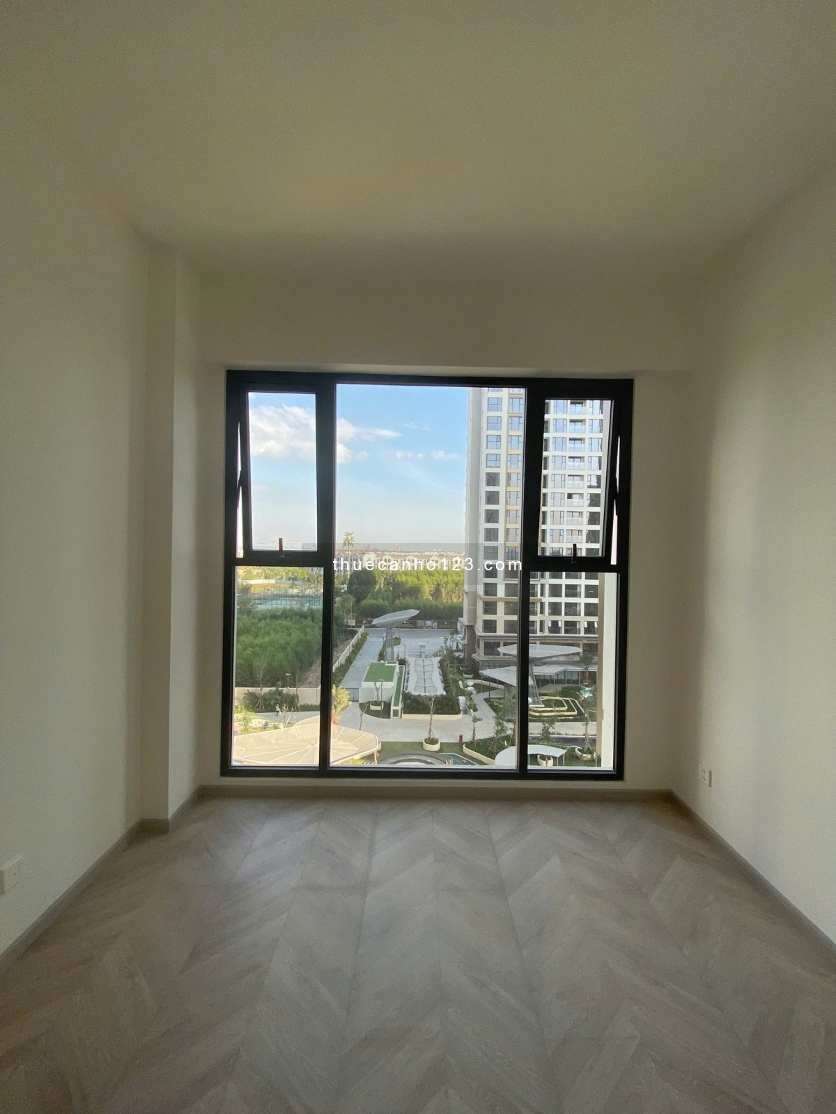 Cho thuê căn hộ 1PN+ bếp rèm tại MCP đẹp view hồ bơi giá 7tr5 ( giá tốt nhất thị trường )