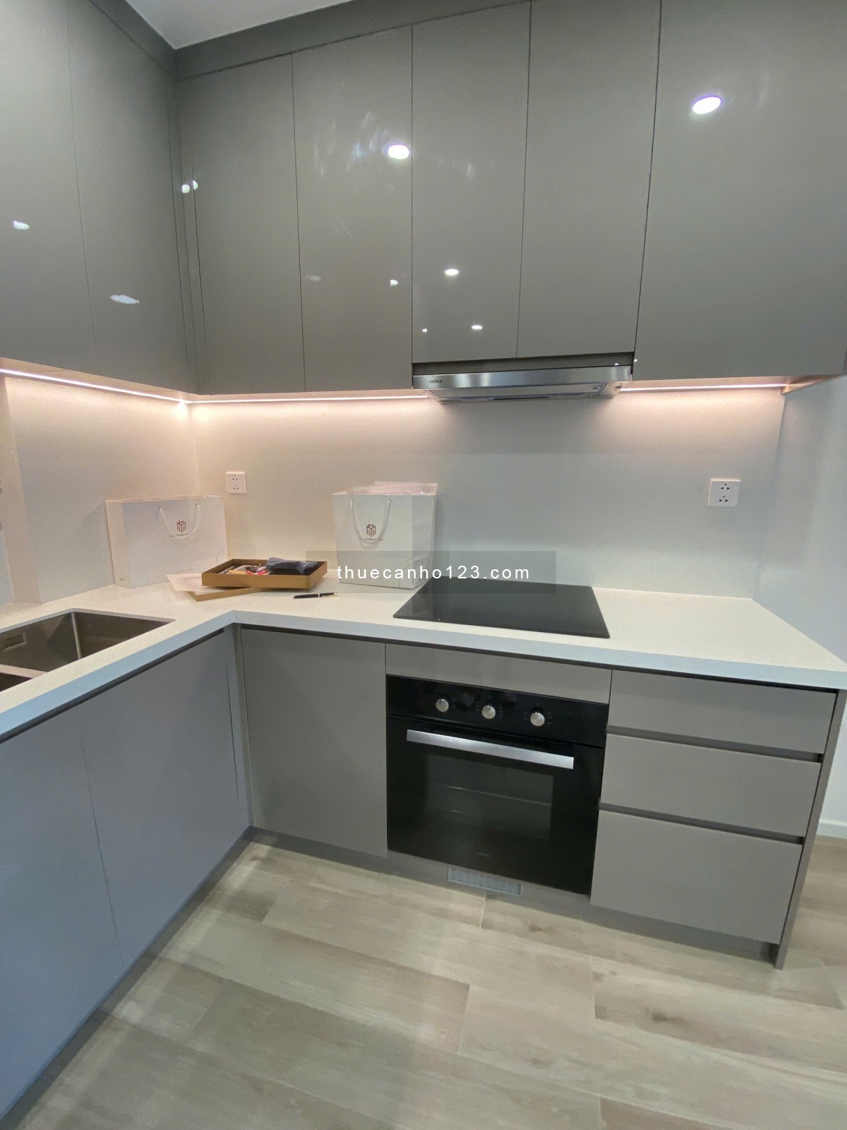 Cho thuê căn hộ 1PN+ bếp rèm tại MCP đẹp view hồ bơi giá 7tr5 ( giá tốt nhất thị trường )
