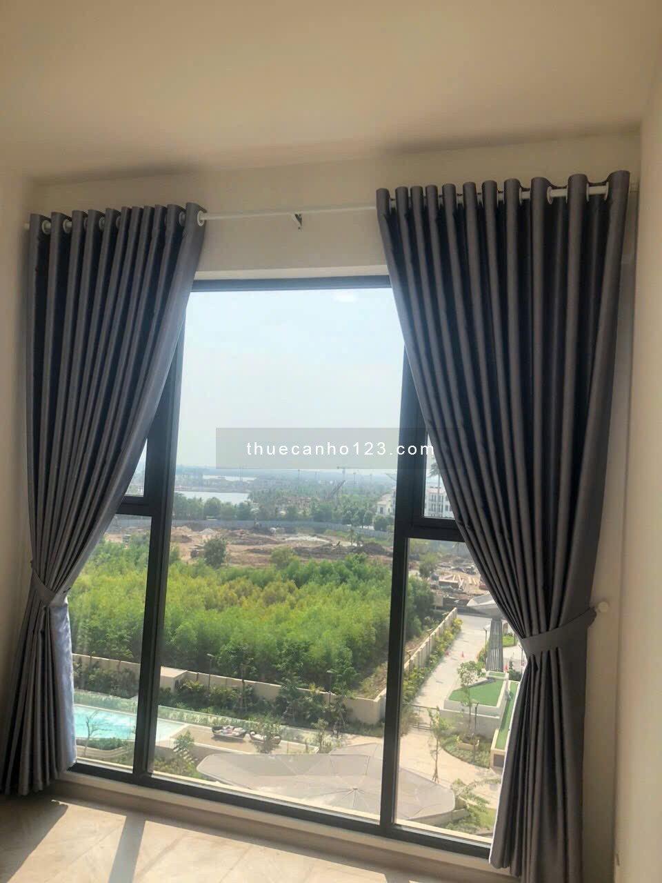 Cho thuê căn hộ 1PN+ bếp rèm tại MCP đẹp view hồ bơi giá 7tr5 ( giá tốt nhất thị trường )