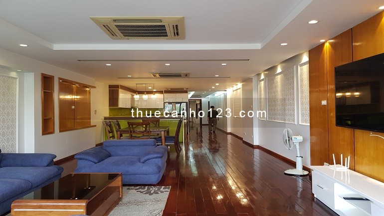Cho thuê căn hộ dịch vụ tại Yên Phụ, Tây Hồ, 240m2, 3PN, ban công, view hồ, đầy đủ nội thất đẹp
