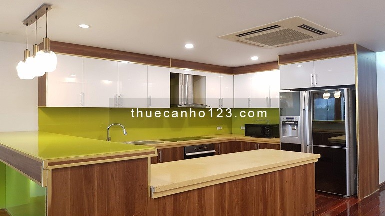 Cho thuê căn hộ dịch vụ tại Yên Phụ, Tây Hồ, 240m2, 3PN, ban công, view hồ, đầy đủ nội thất đẹp