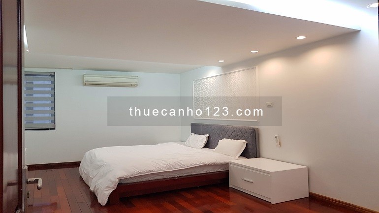 Cho thuê căn hộ dịch vụ tại Yên Phụ, Tây Hồ, 240m2, 3PN, ban công, view hồ, đầy đủ nội thất đẹp