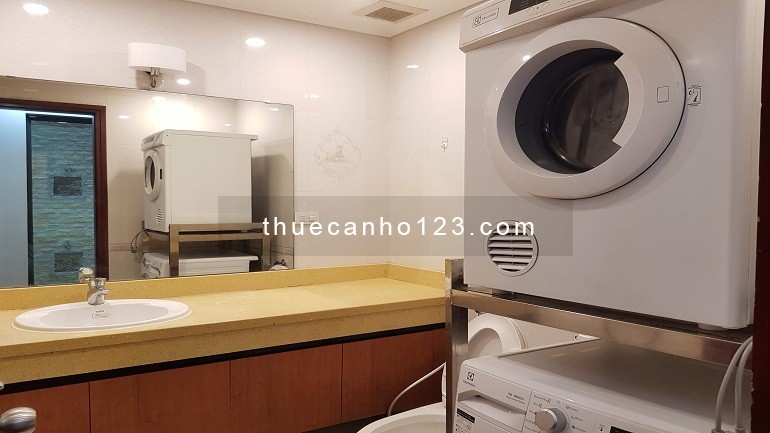 Cho thuê căn hộ dịch vụ tại Yên Phụ, Tây Hồ, 240m2, 3PN, ban công, view hồ, đầy đủ nội thất đẹp
