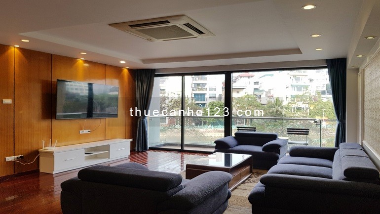 Cho thuê căn hộ dịch vụ tại Yên Phụ, Tây Hồ, 240m2, 3PN, ban công, view hồ, đầy đủ nội thất đẹp