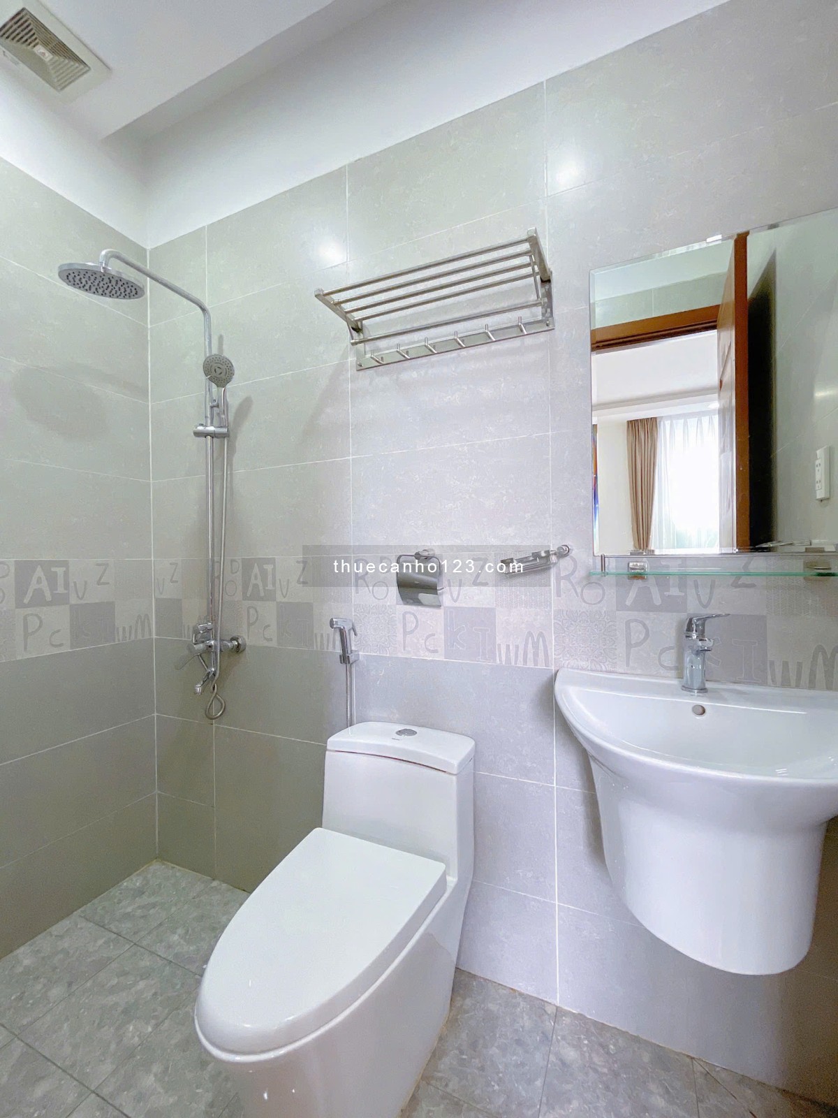 Cho thuê căn hộ Studio tách bếp 45m2, balcony view cây xanh. Gần Chợ Phan Văn Hân, UEF, Hutech