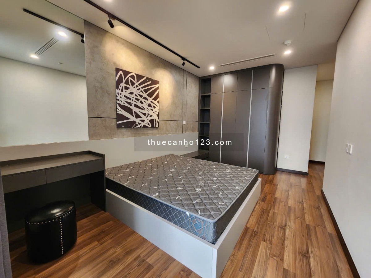 Cho thuê căn hộ Royal City siêu đẹp 131m2, 3 phòng ngủ full đồ giá 23 triệu/tháng