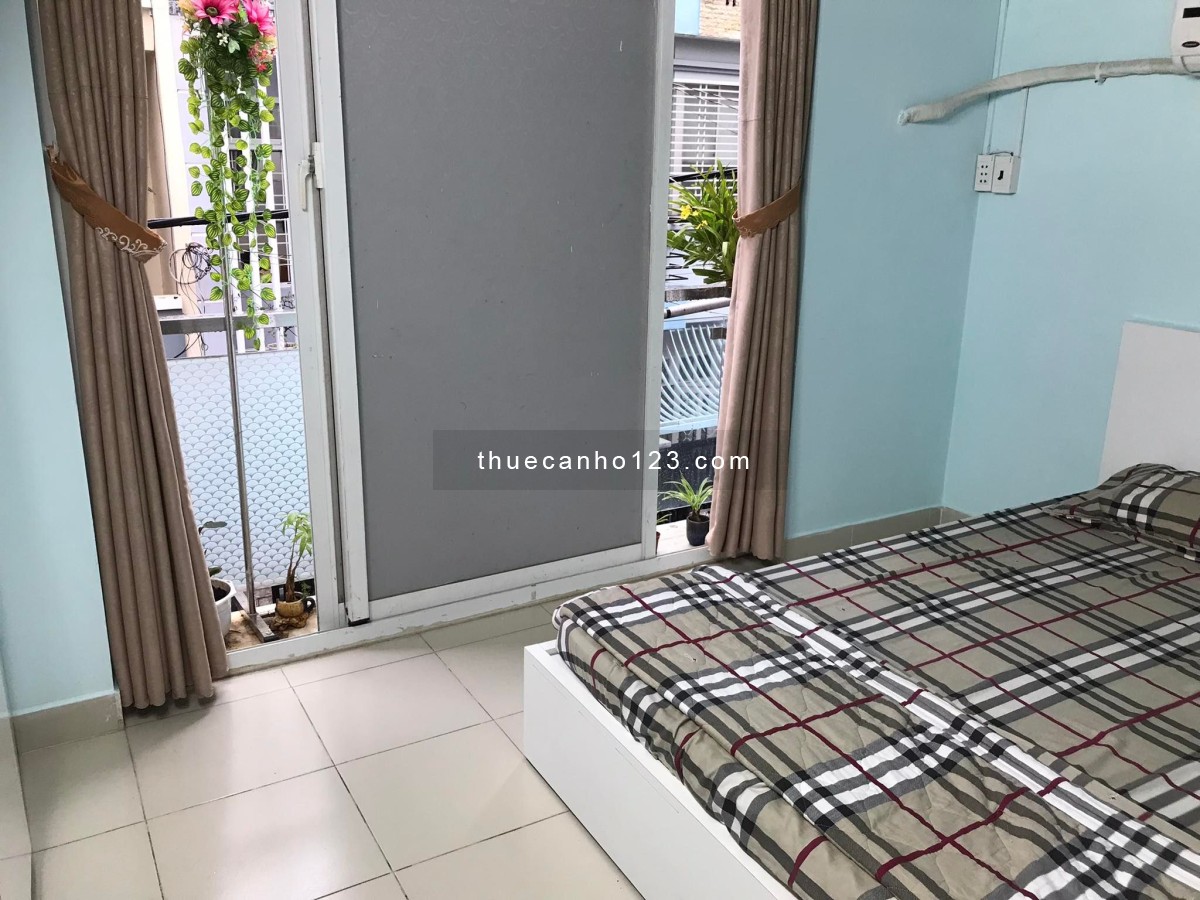 Căn hộ ban công 2 phòng ngủ, full nội thất, cạnh chợ HH Thám, Etwon