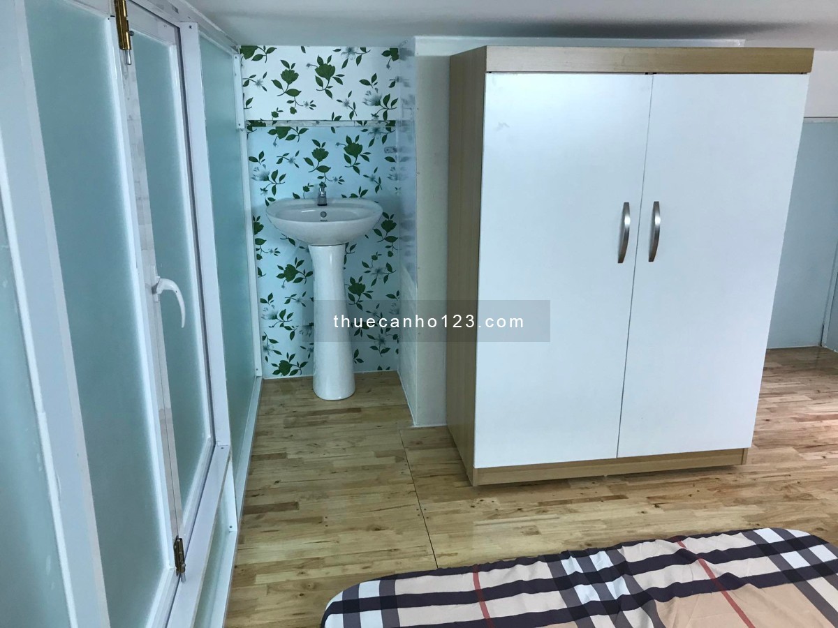 Căn hộ ban công 2 phòng ngủ, full nội thất, cạnh chợ HH Thám, Etwon