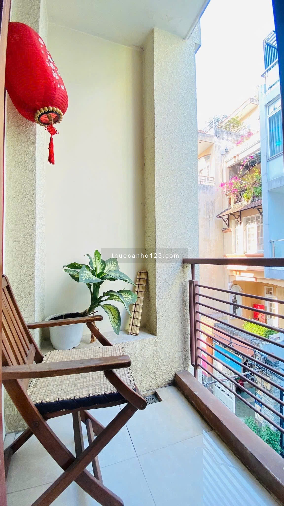 Cho thuê căn hộ tách bếp có ban công, Máy chiếu - Gần Bùi Viện, chợ Bến Thành Quận 1