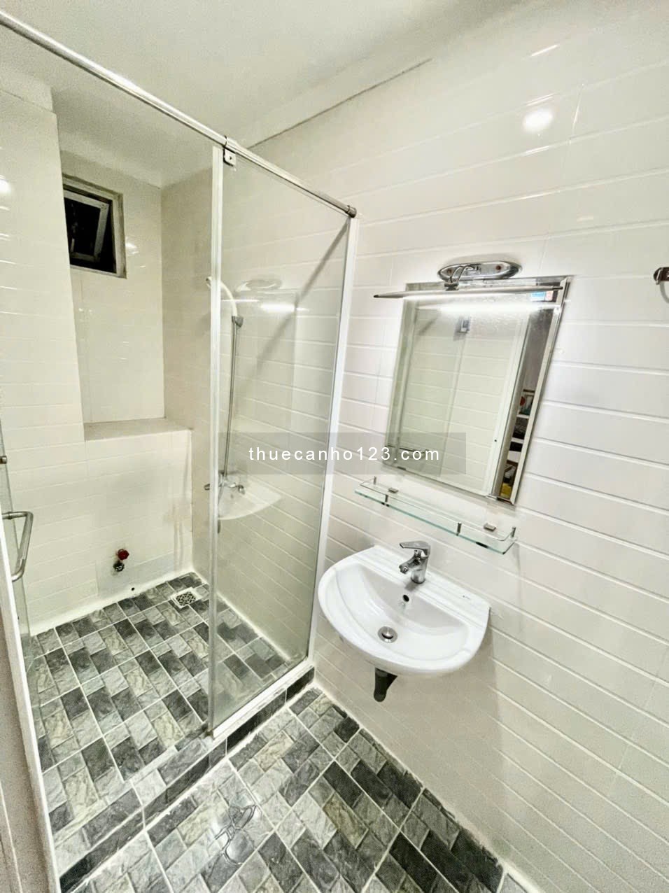 Cho thuê căn hộ có cửa sổ thoáng mát gần Đh Nguyễn Tất Thành , ĐH Luật ...