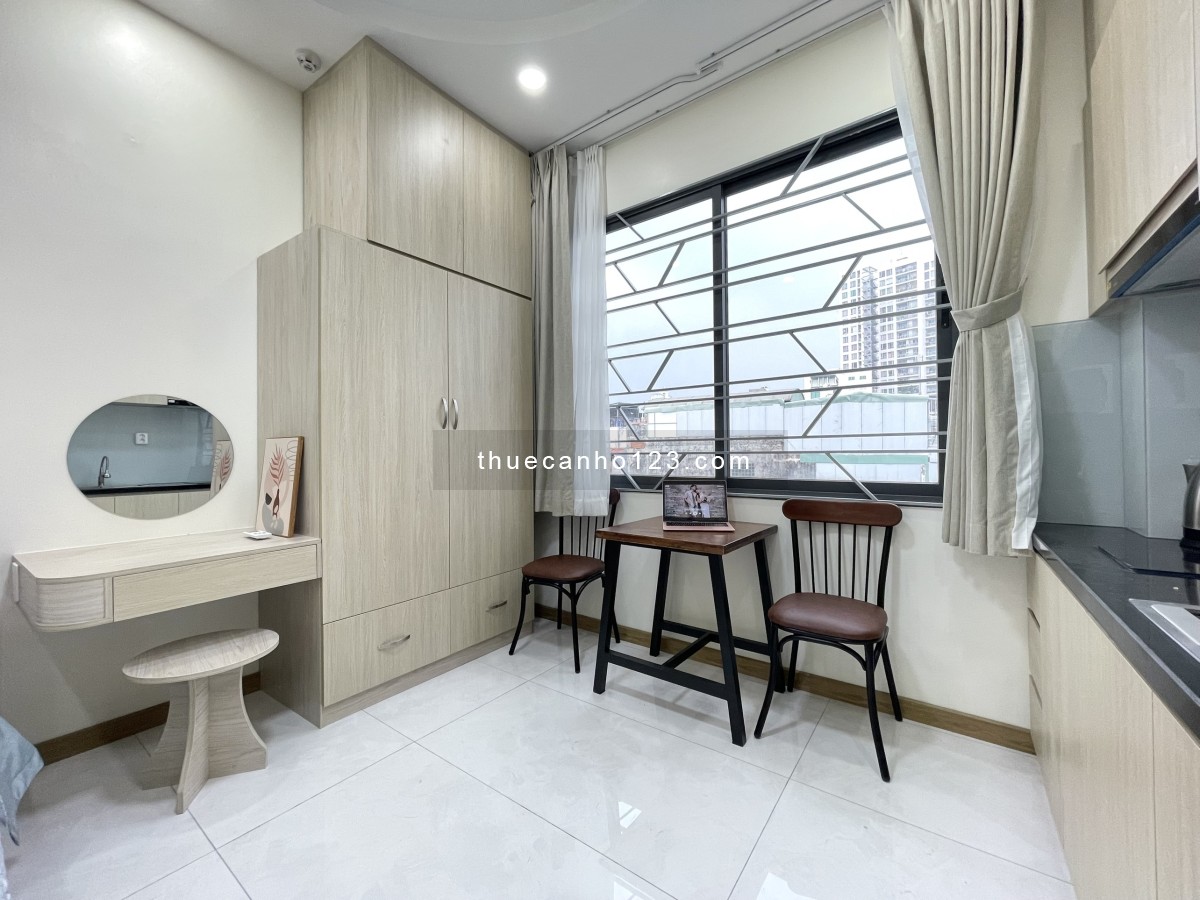 Cho thuê căn hộ cửa sổ trời, full nội thất, có thang máy. Gần Terra Royal, nhà thờ Tân Định, UEH