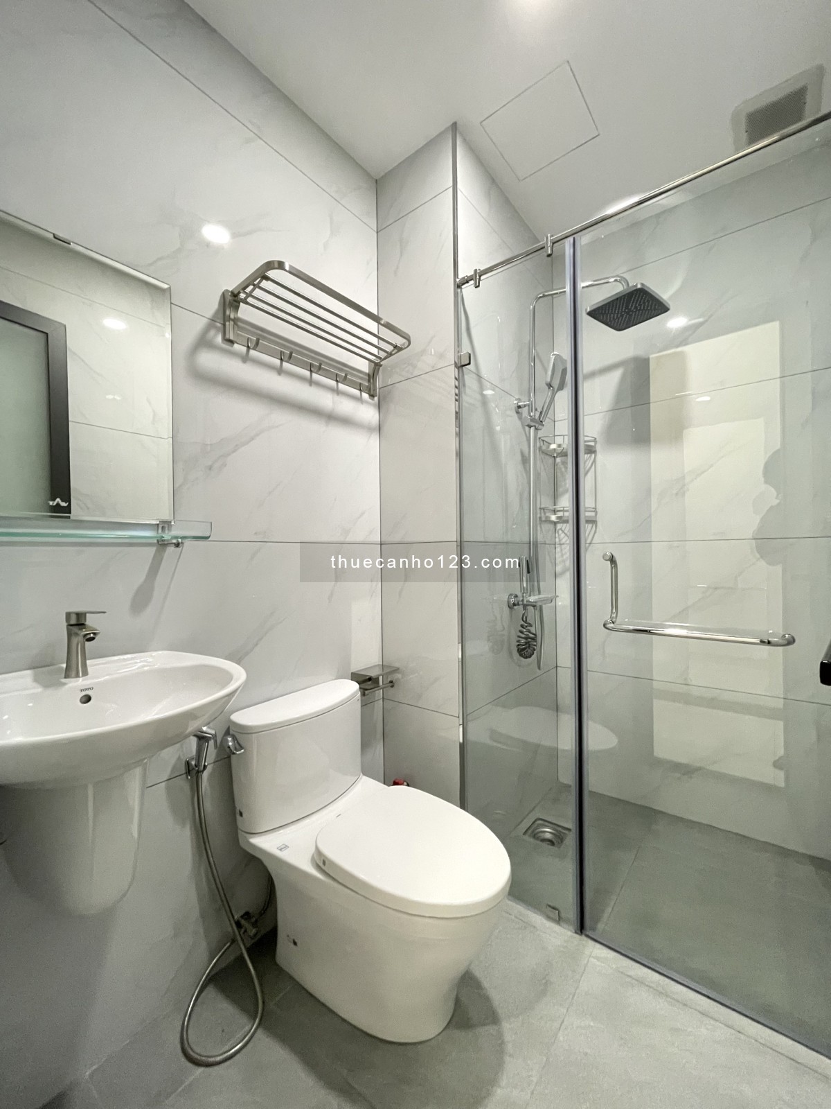 Cho thuê căn hộ cửa sổ trời, full nội thất, có thang máy. Gần Terra Royal, nhà thờ Tân Định, UEH