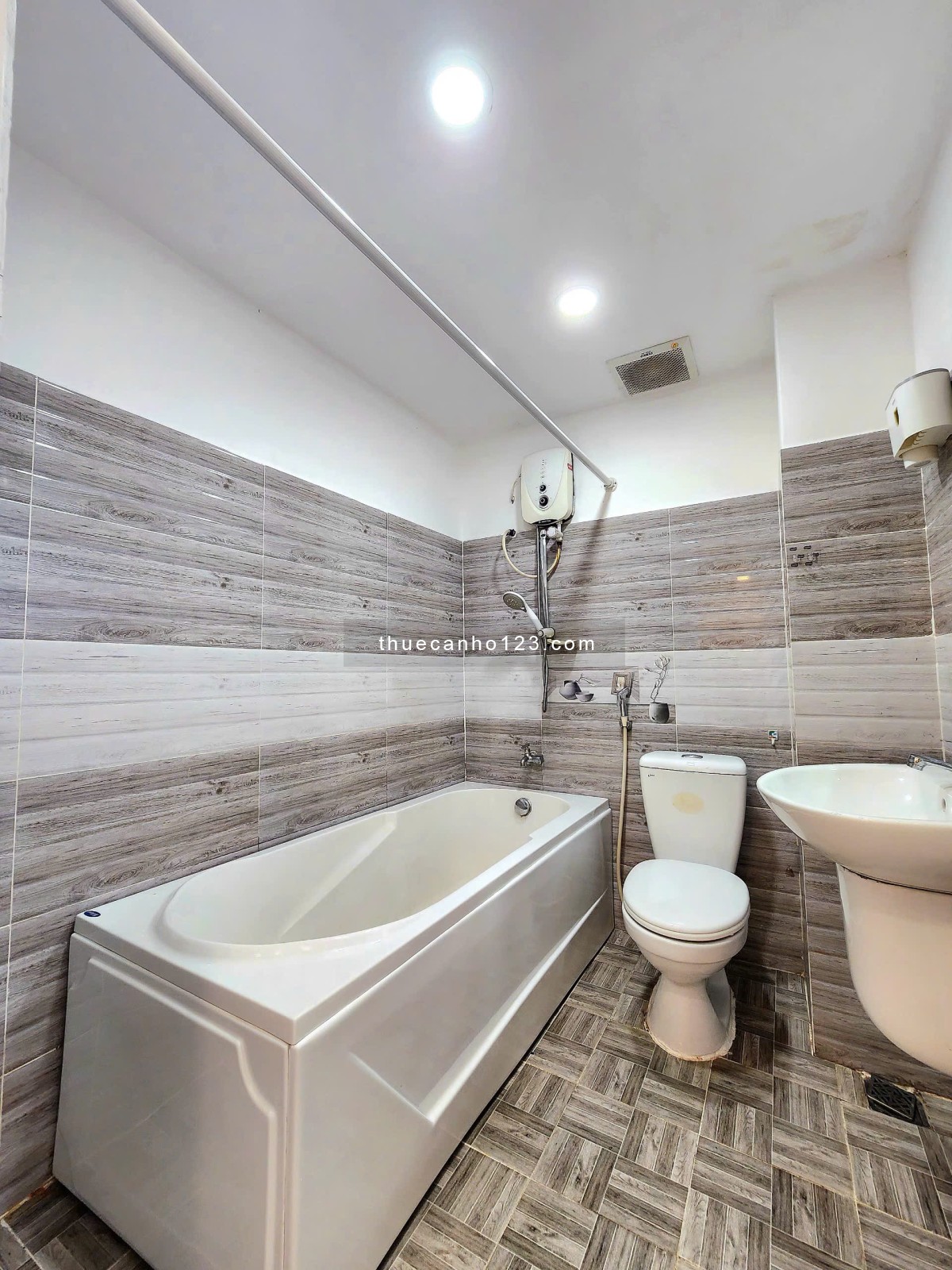 Penthouse trung tâm 45m2 balcony trồng cây, bồn tắm lớn, gần Chợ Thị Nghè, Cầu Bason, Thảo Cầm Viên