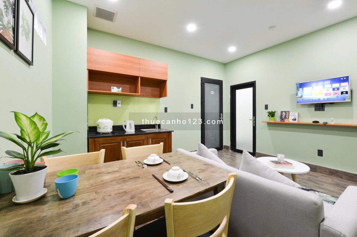 Cho thuê 2 phòng ngủ, có ban công, hầm để xe, thang máy. Giáp Phú Nhuận – 5 phút ra Phạm Văn Đồng