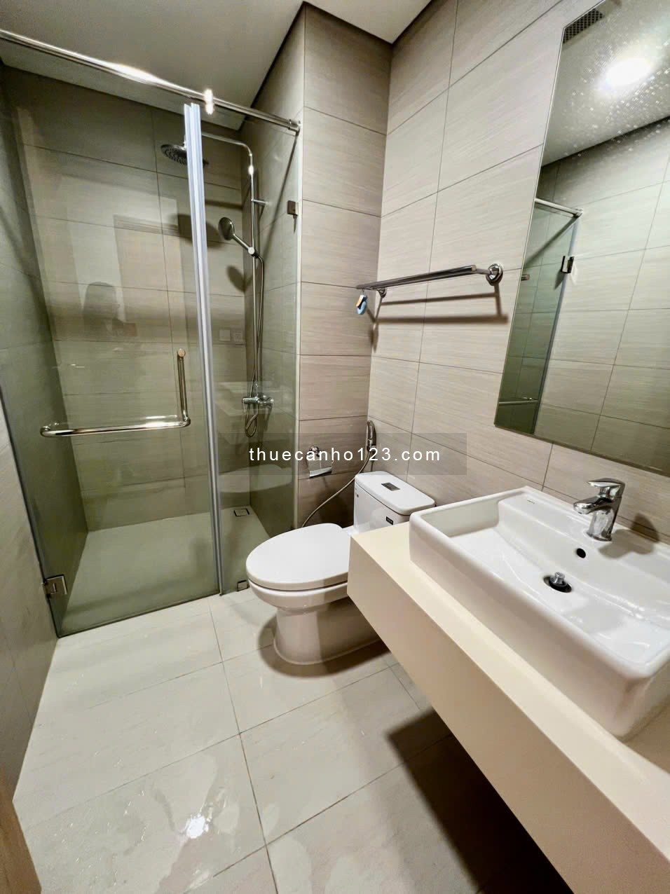 Cho thuê full nội thất – Miễn phí quản lý – Nhà đẹp, nội thất VIP – Xách vali vào ở tại Akari City