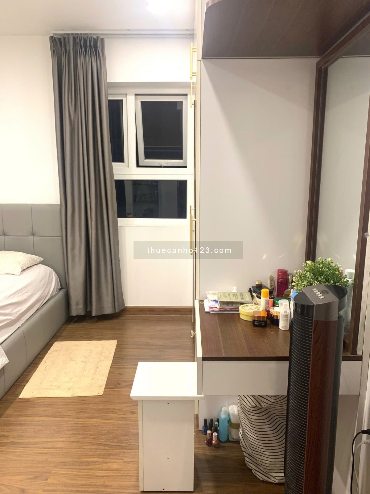 Căn hộ chung cư Sky Center, P2, Tân bình có 2p ngủ, 74m2, 17tr/th