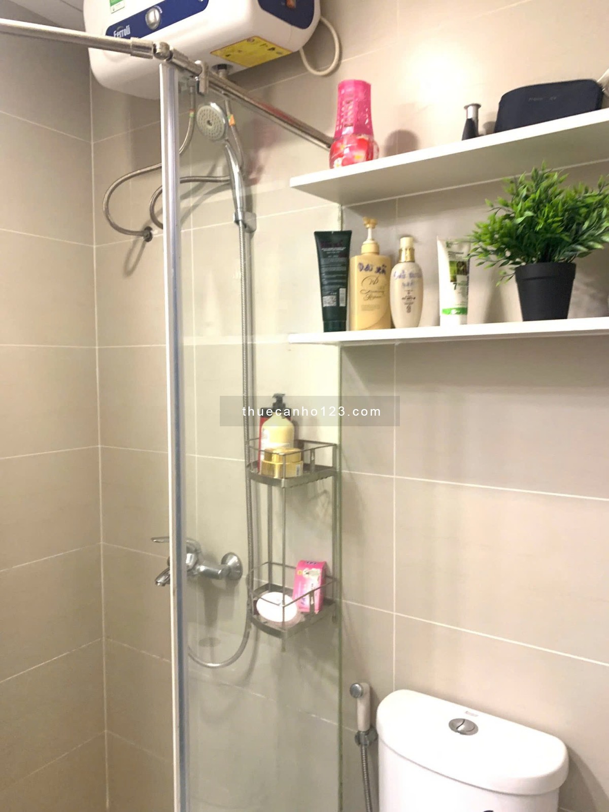 Căn hộ chung cư Sky Center, P2, Tân bình có 2p ngủ, 74m2, 17tr/th