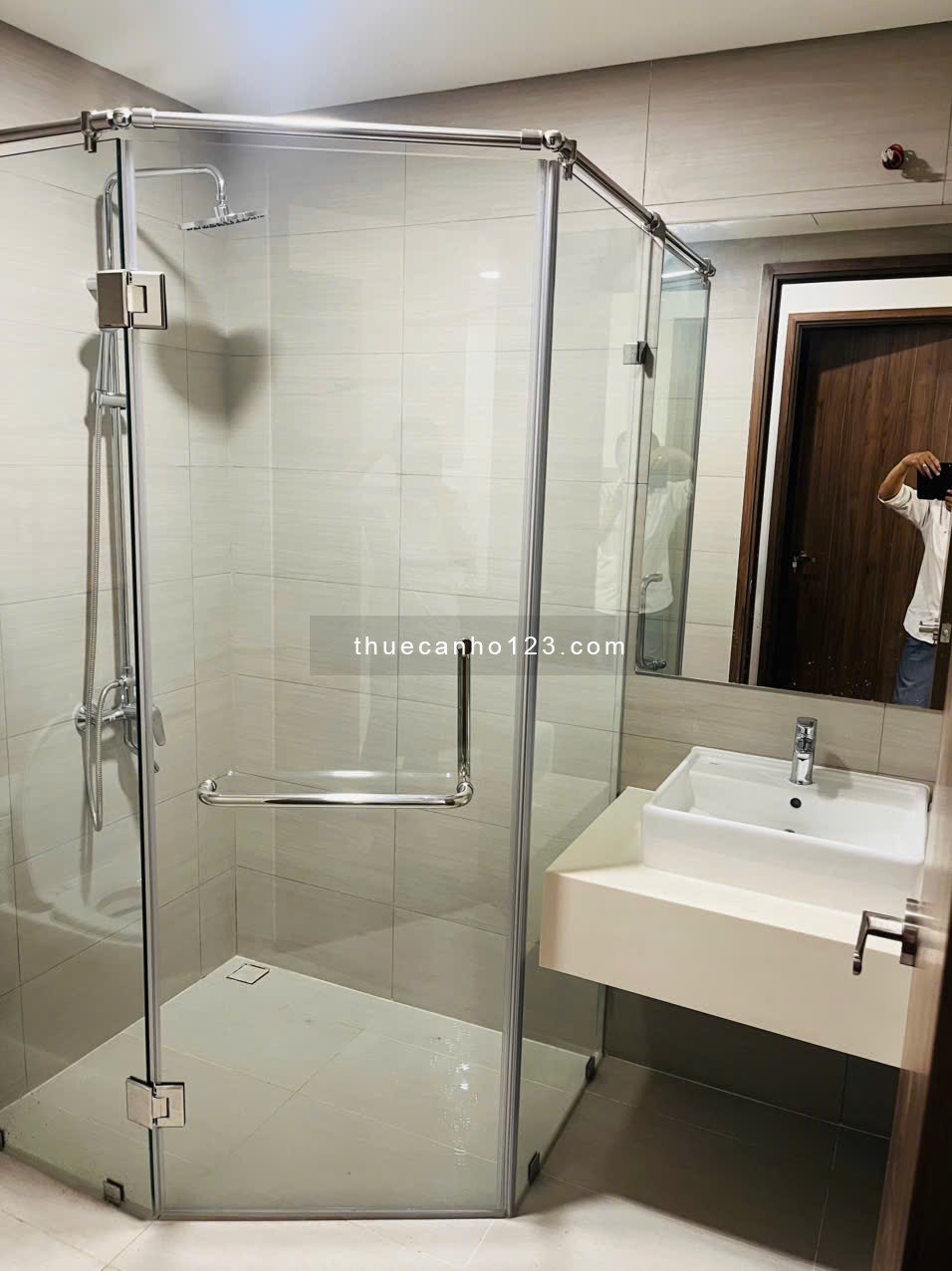 Căn hộ 2PN, 2WC full nội thất - chỉ cần xách vali vào ở, miễn phí quản lý tại Akari City